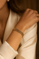 Lundholm gouden armband dames lifestyle styling — minimalistisch sieraad cadeau