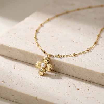 Imogen – Kette mit Blümchen und Kunstperle