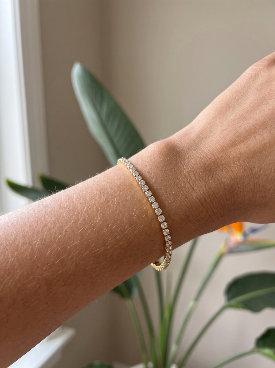 Lundholm Inge goudkleurige tennisarmband om de pols