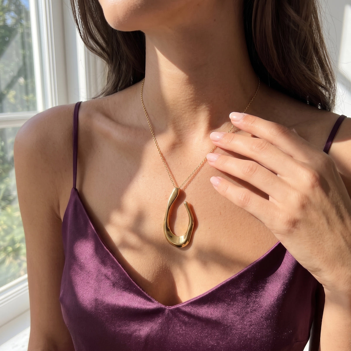 Lundholm Iris ketting gedragen bij plum satijnen top