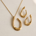 Lundholm Iris sieradenset goudkleurig: ketting met organische hanger en oorbellen