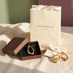 Lundholm Iris giftset cadeauklaar: ketting in bruin doosje, oorbellen in zakje, cadeautasje