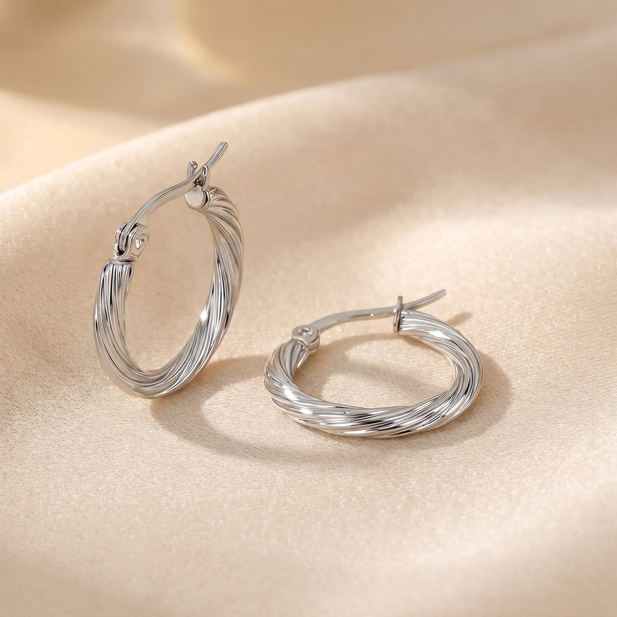 Lundholm Jayla zilver elegante oorbellen detail
