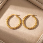 Lundholm Jayla goud gedraaide hoop oorbellen stainless steel scandinavisch design