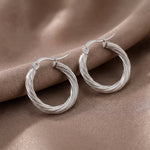 Lundholm Jayla zilver gedraaide hoop oorbellen stainless steel scandinavisch design