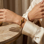 Lundholm Jol open bangle armband met tijgeroog steen in goudkleurig, elegante lifestyle styling