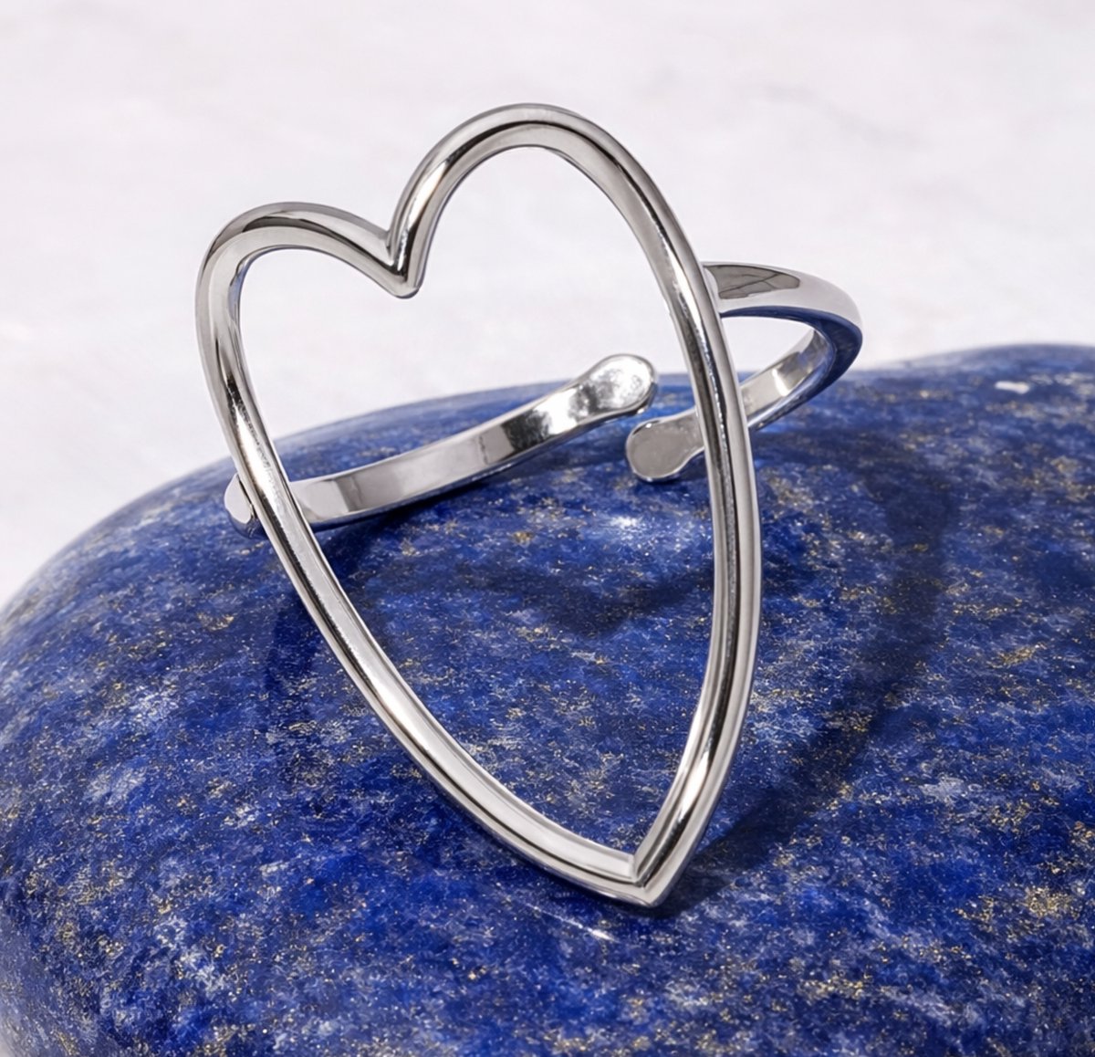 Lundholm Joliene ring zilverkleurig groot hartje verstelbaar op lapis lazuli, statement sieraad cadeau voor vrouwen