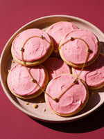 Lundholm Josie ketting met mini hartjes goudkleurig op roze koekjes