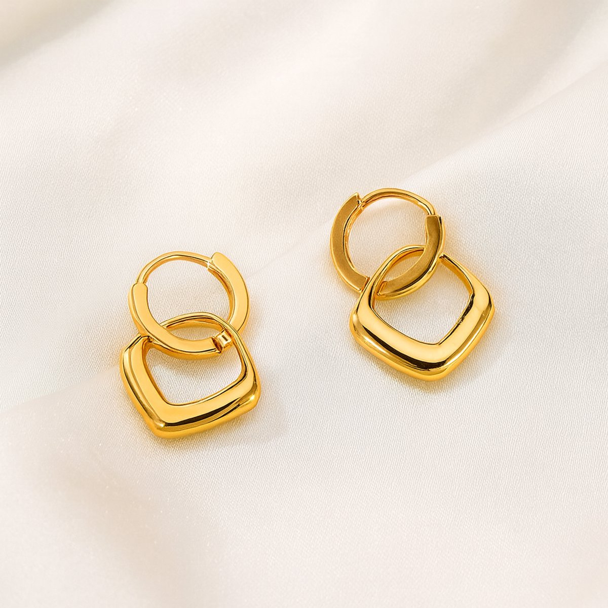 Lundholm Julia gouden oorbellen detail — 18K gold plated stainless steel dames vierkante hanger