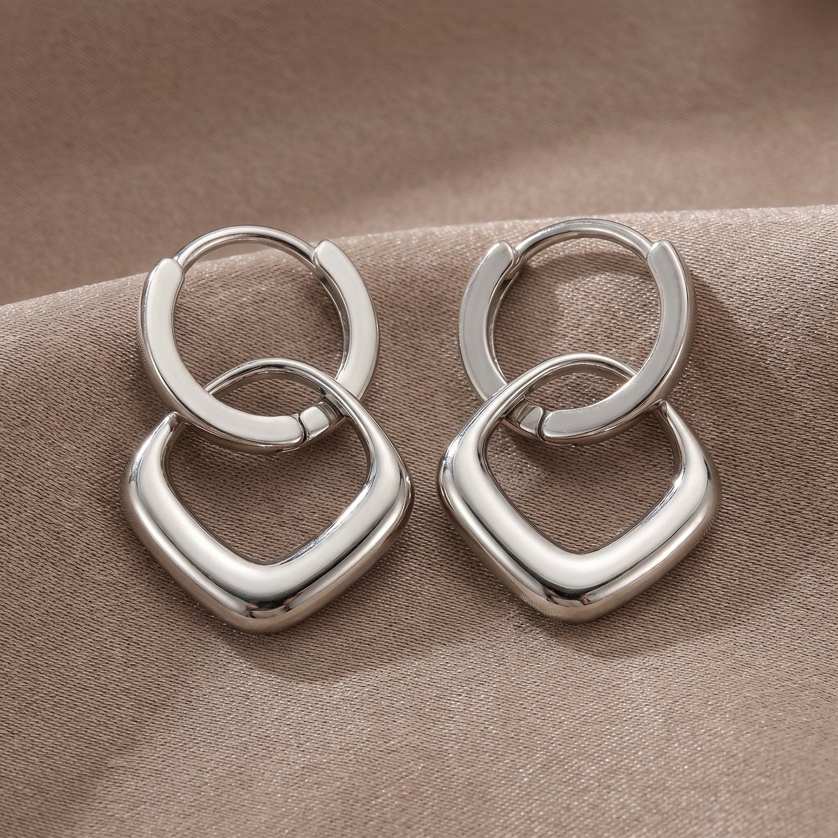 Lundholm Julia oorbellen dames zilver vierkante hanger — premium stainless steel Scandinavisch design