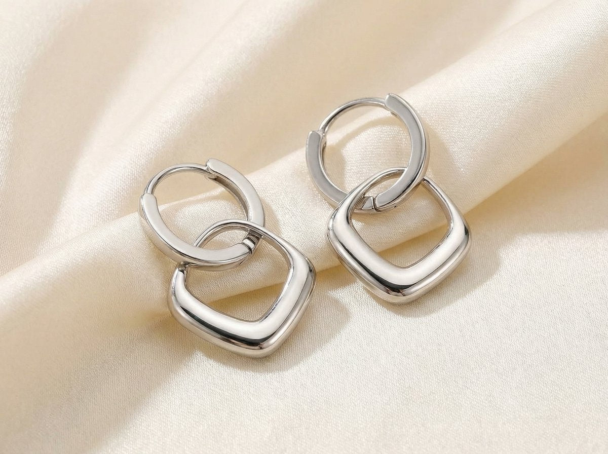 Lundholm Julia oorbellen zilver gestyled — premium stainless steel cadeau dames Scandinavisch design