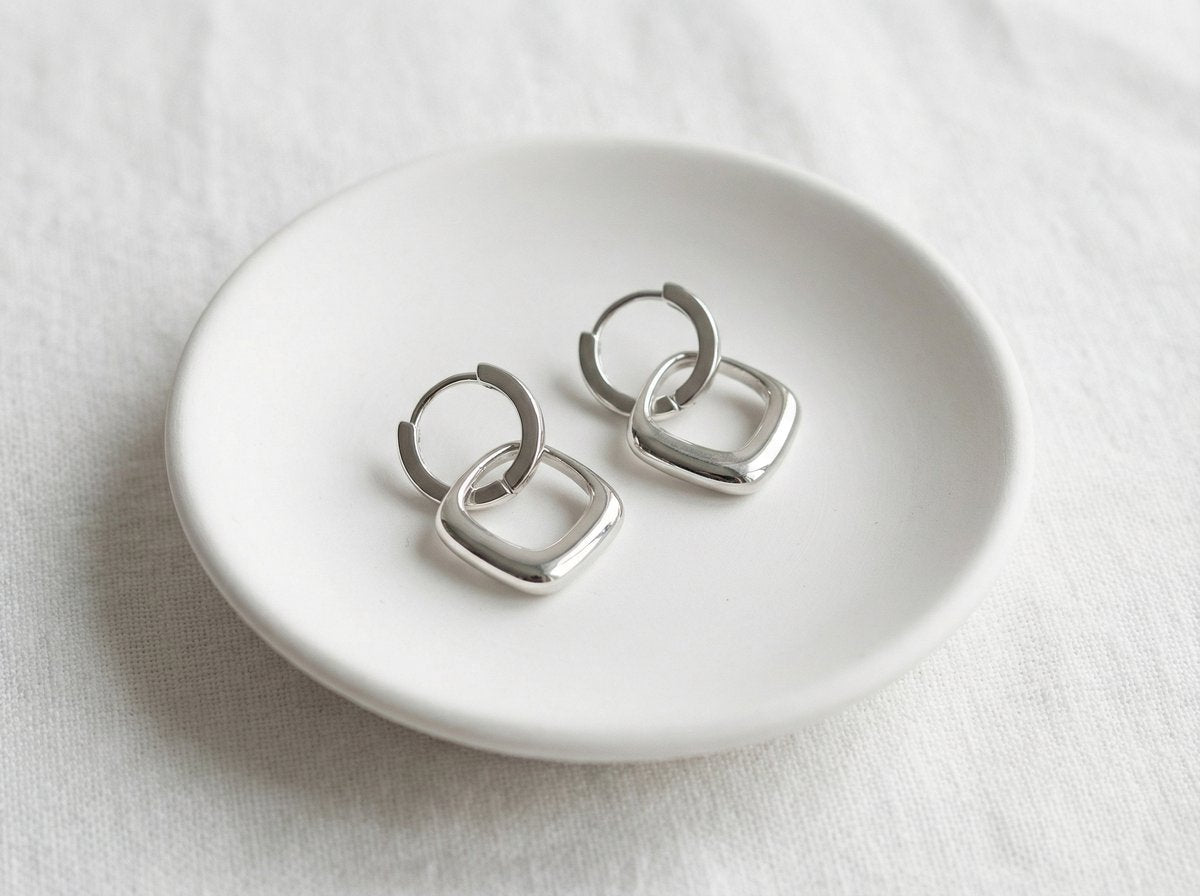 Lundholm Julia zilver oorbellen close-up — luxe vierkante hanger dames Scandinavisch