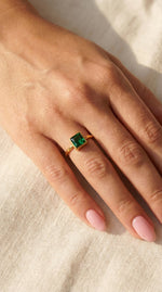 Lundholm Julie ring groene steen detail — gold plated stainless steel verstelbaar dames