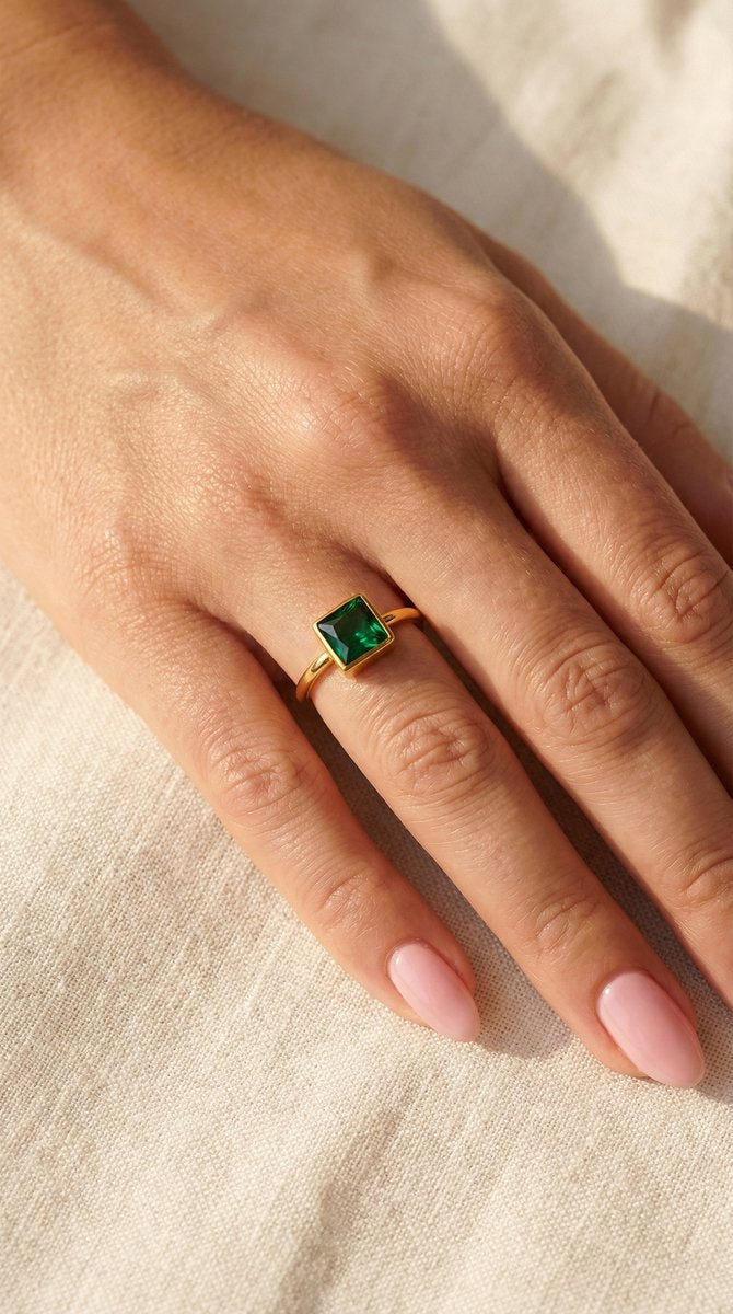 Lundholm Julie ring groene steen detail — gold plated stainless steel verstelbaar dames