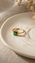 Lundholm Julie ring groene smaragd close-up — verfijnd Scandinavisch design dames cadeau