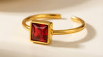 Lundholm Julie ring dames goud rode steen — verstelbaar premium stainless steel Scandinavisch design