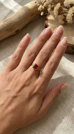 Lundholm Julie ring rode steen detail — gold plated stainless steel verstelbaar dames