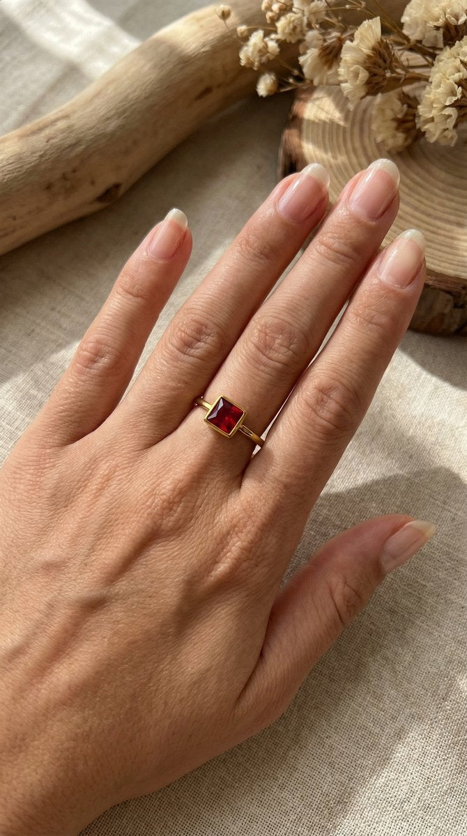 Lundholm Julie ring rode steen detail — gold plated stainless steel verstelbaar dames
