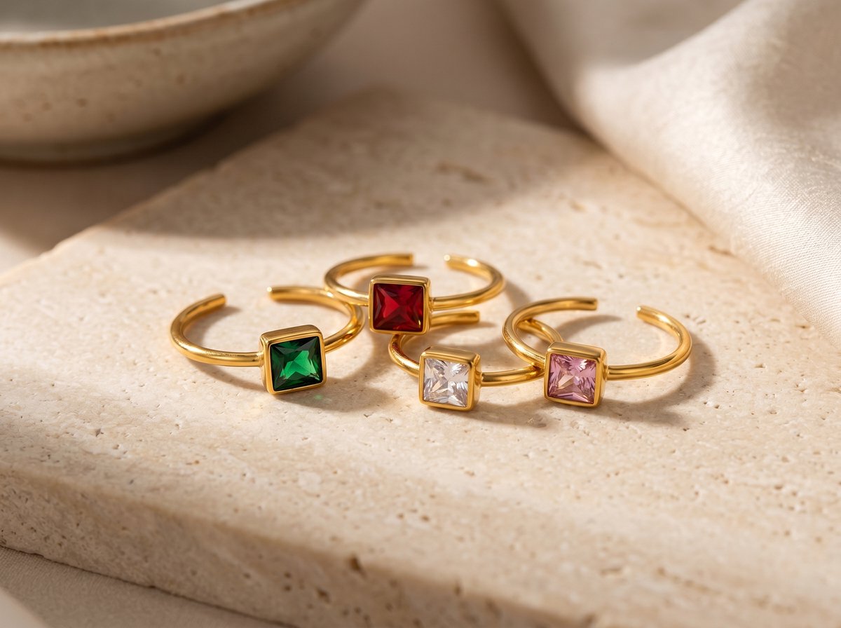 Lundholm Julie ring rode steen styling — luxe gold plated stainless steel Scandinavisch