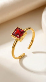 Lundholm Julie ring goud rode steen close-up — verfijnd Scandinavisch design dames cadeau
