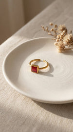 Lundholm Julie ring goud rode steen aanschuifring — verstelbaar one size dames