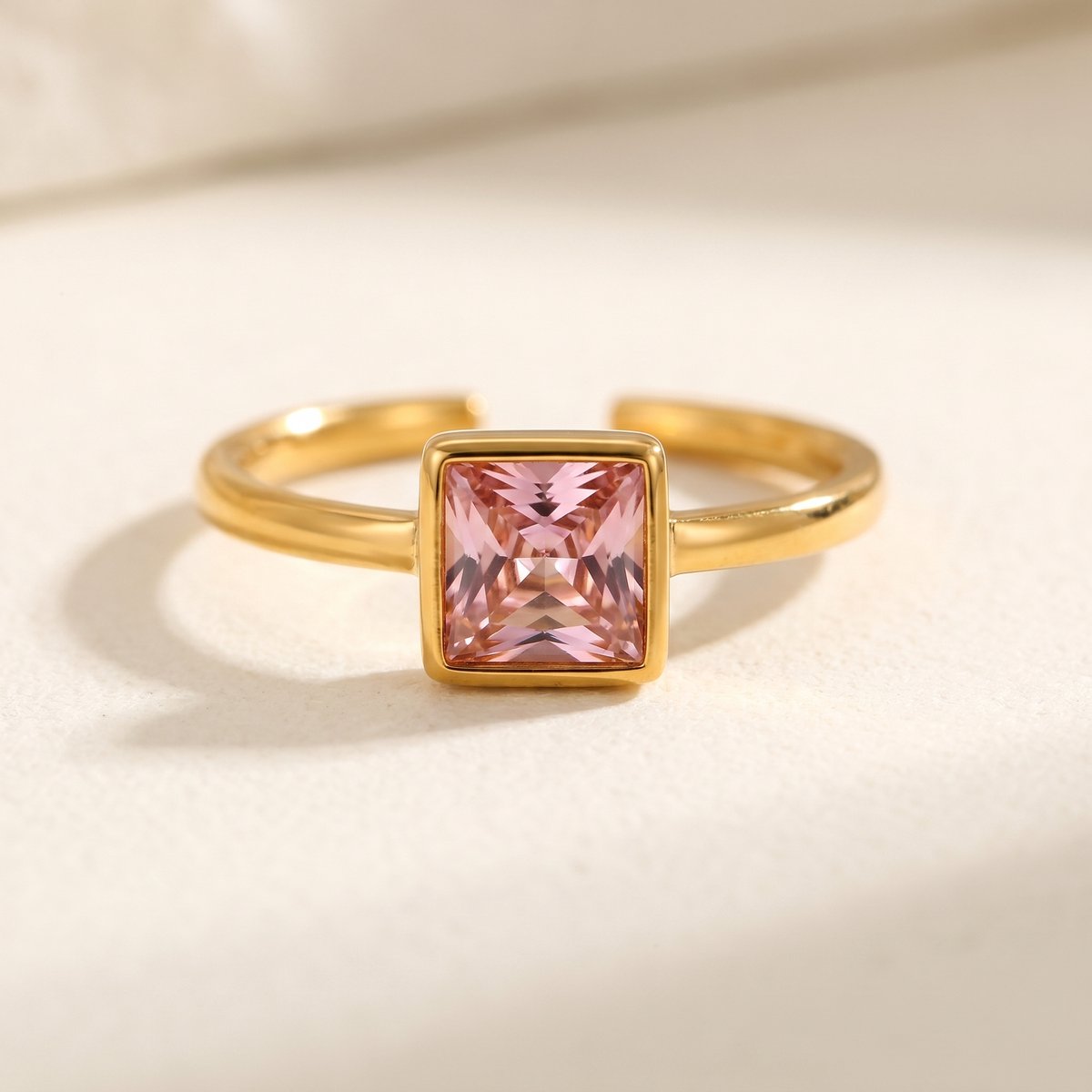 Lundholm Julie ring dames goud licht roze zirkonia steen — verstelbaar premium stainless steel Scandinavisch