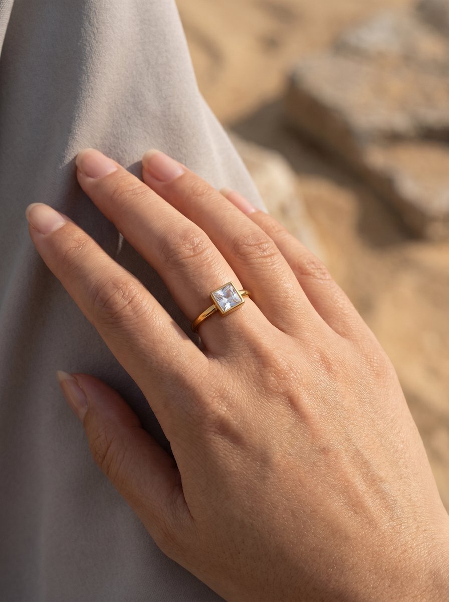 Lundholm Julie roze zirkonia ring detail — gold plated stainless steel verstelbaar dames
