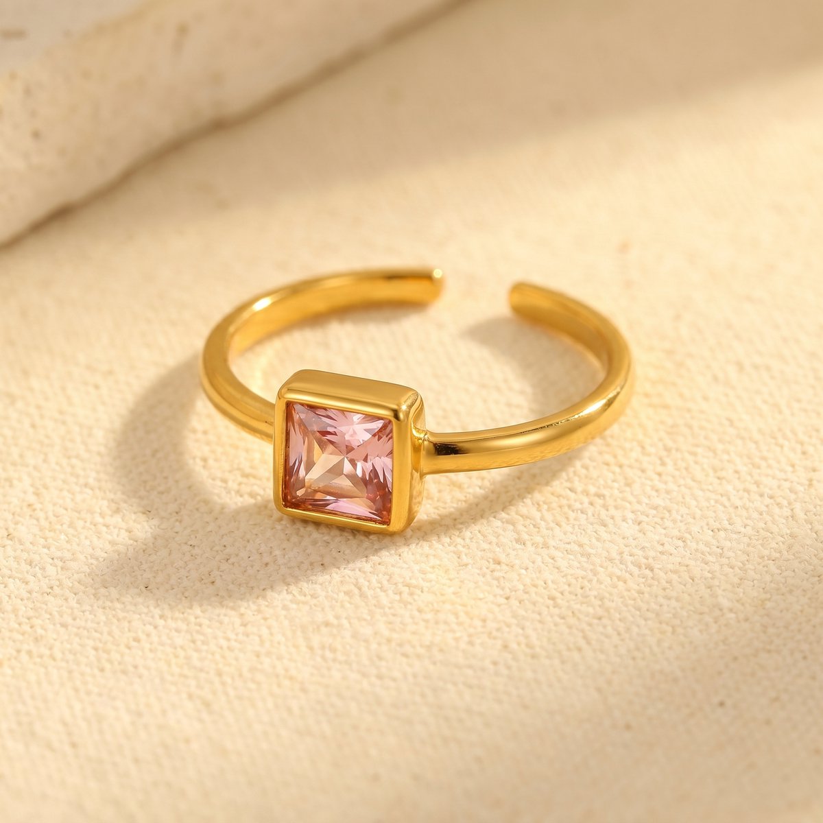 Lundholm Julie ring roze zirkonia close-up — verfijnd Scandinavisch design dames cadeau