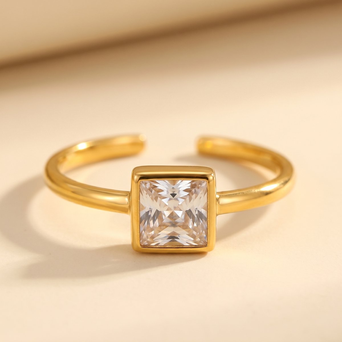 Lundholm Julie ring dames goud witte zirkonia steen — verstelbaar premium stainless steel Scandinavisch