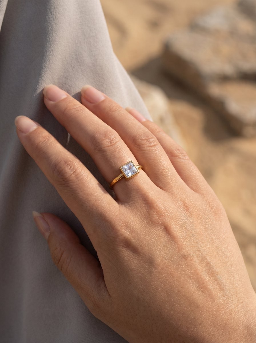 Lundholm Julie witte zirkonia ring detail — gold plated stainless steel verstelbaar dames