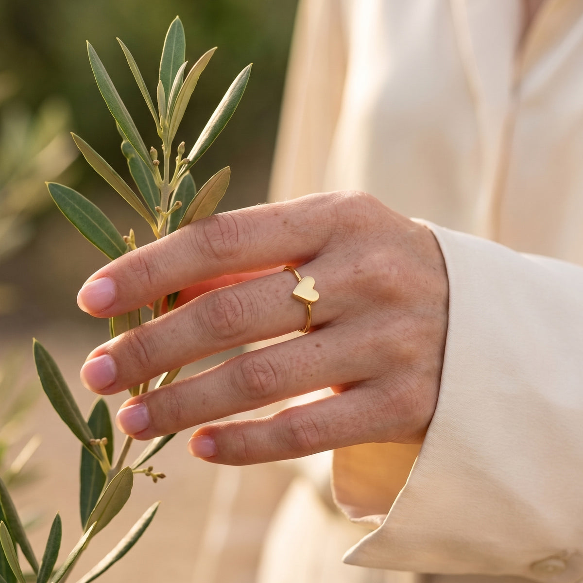 Lundholm Juna – Verstelbare Ring met Hartje – Goudkleurig – om de hand