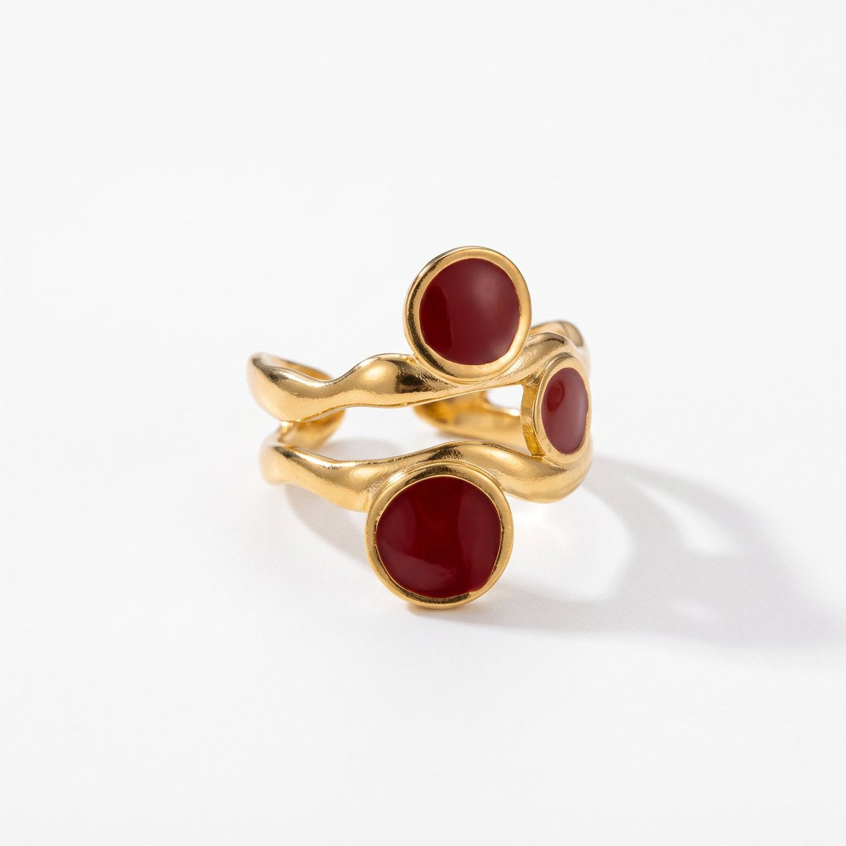 Lundholm Juno ring dames goudkleurig met drie rode steentjes – gold PVD stainless steel