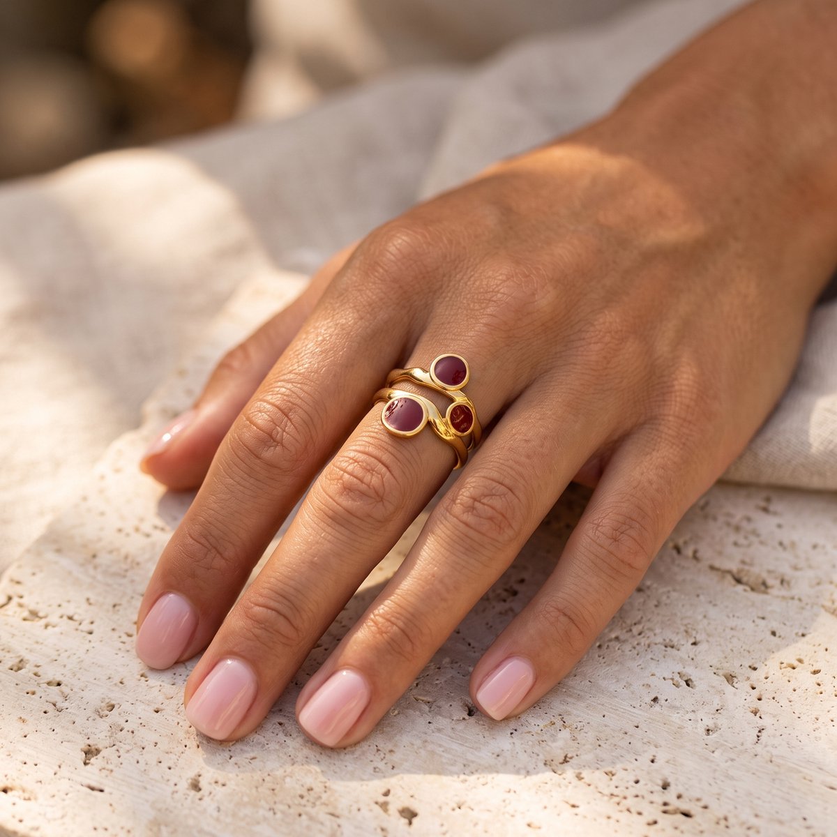 Lundholm Juno ring met rode steentjes aan de hand gedragen