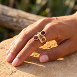 Lundholm Juno gouden statement ring gedragen – golvende banden