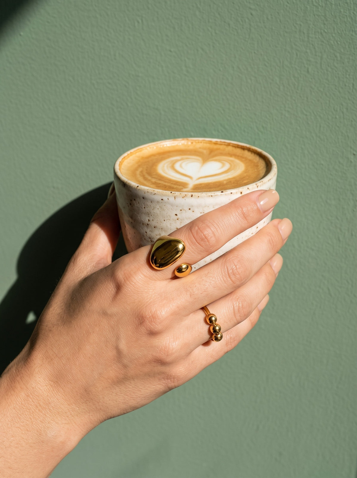 Lundholm Kayla chunky bubble ring goudkleurig gedragen, hand met cappuccino