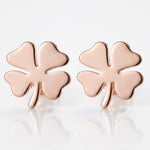 Lundholm Klara oorknopjes rosegoud klavertje vier studs flat-lay close-up — premium stainless steel rose gold plated damesoorbellen