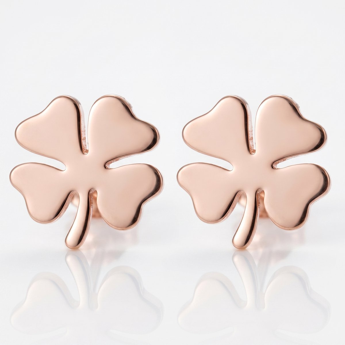 Lundholm Klara oorknopjes rosegoud klavertje vier studs flat-lay close-up — premium stainless steel rose gold plated damesoorbellen