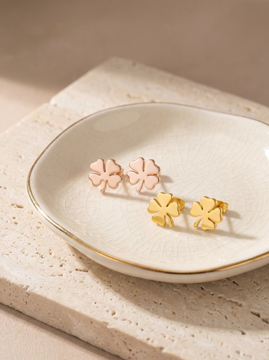 Lundholm Klara oorknopjes rosegoud en goud klavertje vier op keramisch schaaltje — lifestyle styling damessieraad