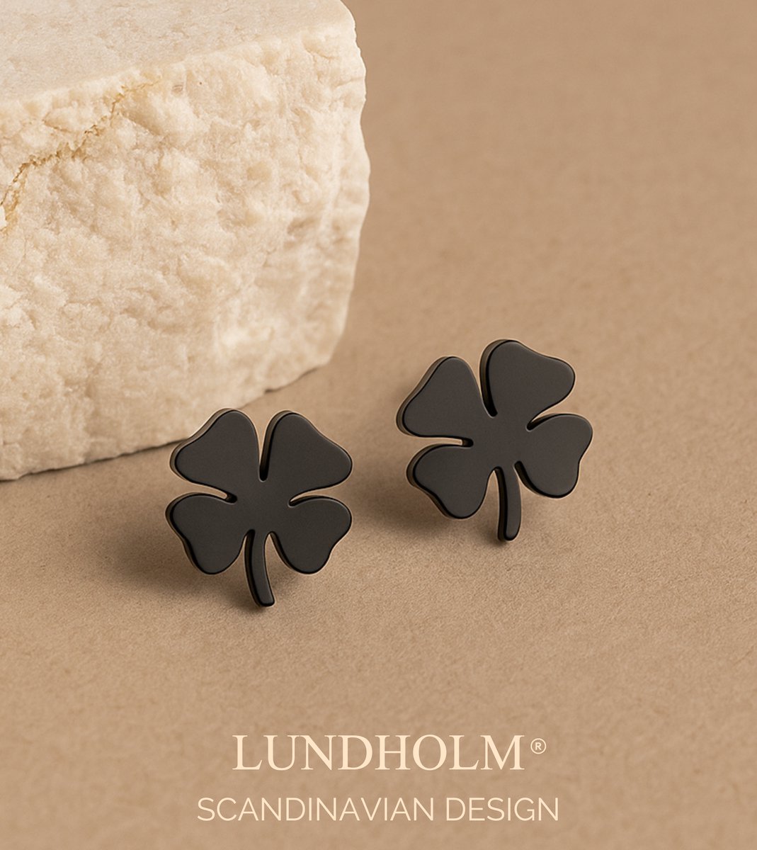 Lundholm Klara oorknopjes zwart klavertje vier studs flat-lay branded — premium stainless steel matzwart damesoorbellen
