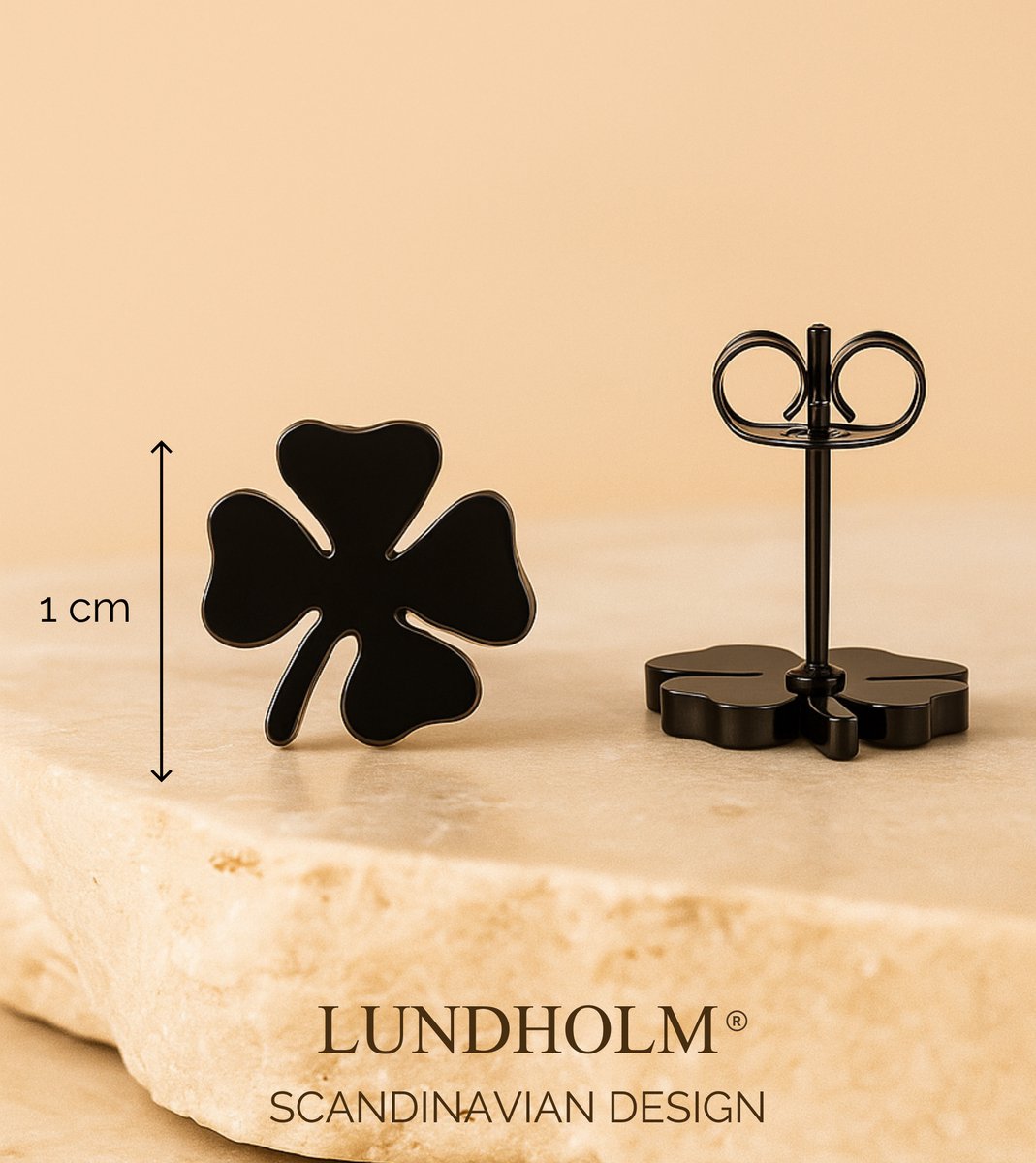 Lundholm Klara oorknopjes zwart klavertje vier afmeting 1 cm — maatlabel detail premium stainless steel oorknopjes