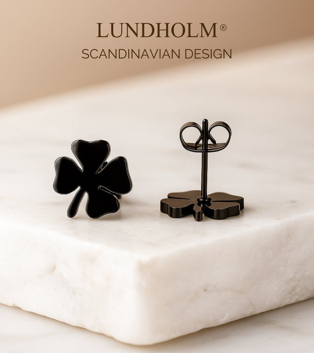 Lundholm Klara oorknopjes zwart klavertje vier op marmeren plaatje — minimalistisch Scandinavisch design lifestyle