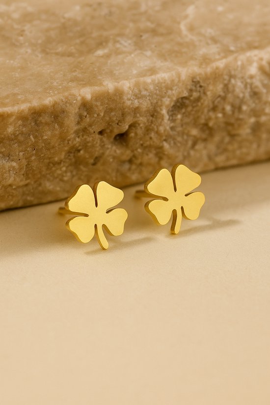 Lundholm Klara oorknopjes verpakking met tulpen — luxe Scandinavische cadeauverpakking damessieraad