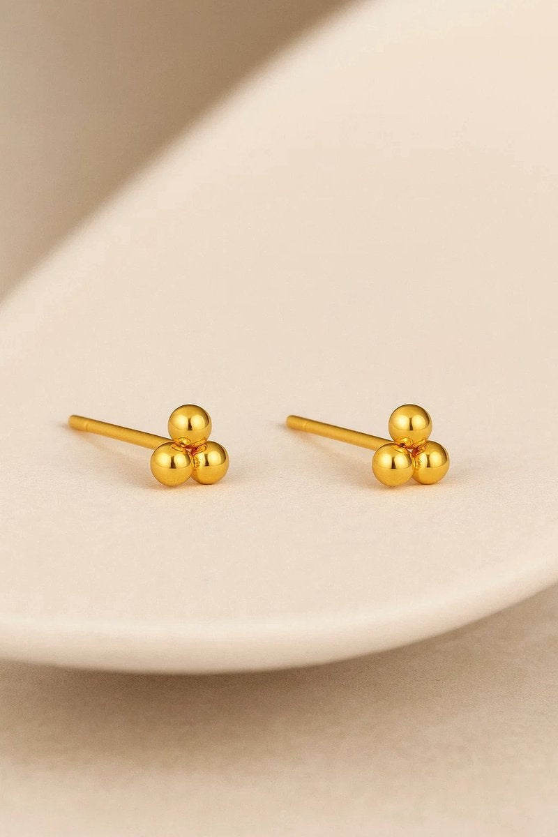 Lundholm kleine oorknopjes bolletjes voor dames op keramisch schaaltje, goudkleurig 18K verguld stainless steel mini studs lifestyle