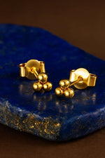 Lundholm kleine oorknopjes bolletjes voor dames, goudkleurig 18K verguld stainless steel mini studs op lapis lazuli styling