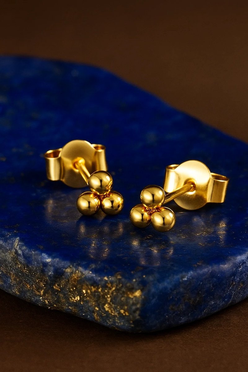 Lundholm kleine oorknopjes bolletjes voor dames, goudkleurig 18K verguld stainless steel mini studs op lapis lazuli styling