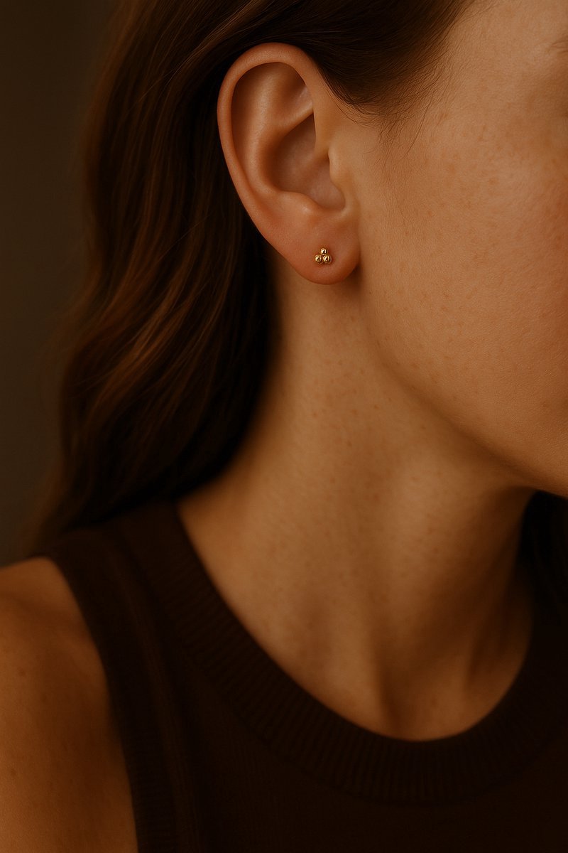 Lundholm kleine oorknopjes bolletjes gedragen aan vrouwenoor, zilverkleurig stainless steel mini studs voor dames