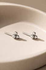 Lundholm kleine oorknopjes bolletjes voor dames op keramisch schaaltje, zilverkleurig stainless steel mini studs lifestyle