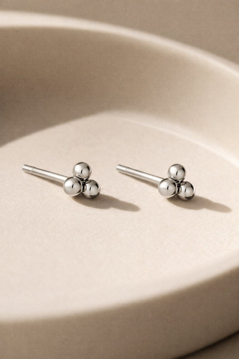 Lundholm kleine oorknopjes bolletjes voor dames op keramisch schaaltje, zilverkleurig stainless steel mini studs lifestyle