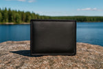 Lundholm Kopenhagen heren portemonnee leer zwart op rots — outdoor lifestyle premium leerwaren