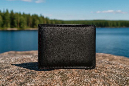 Lundholm Kopenhagen heren portemonnee leer zwart op rots — outdoor lifestyle premium leerwaren